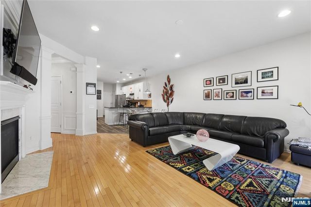 8 Yorktown Lane 704, Totowa, NJ 07512