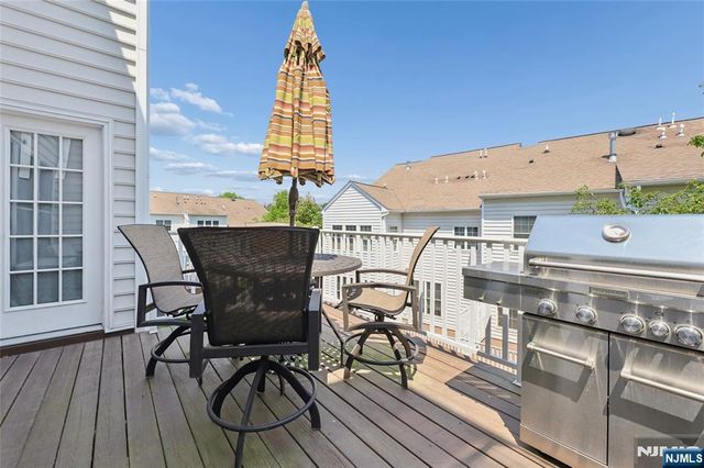 8 Yorktown Lane 704, Totowa, NJ 07512