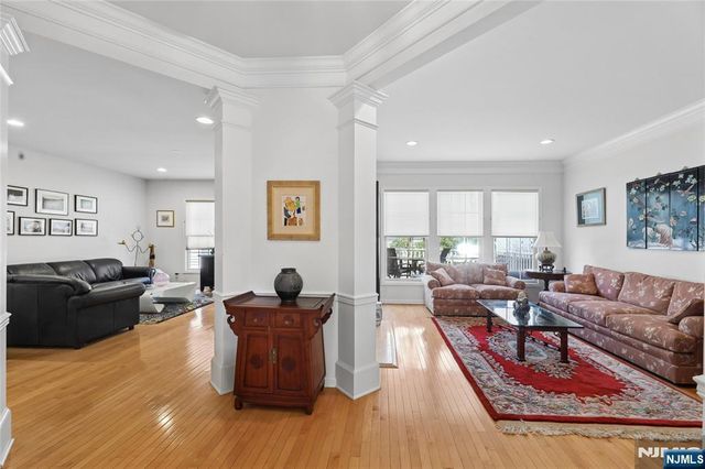 8 Yorktown Lane 704, Totowa, NJ 07512