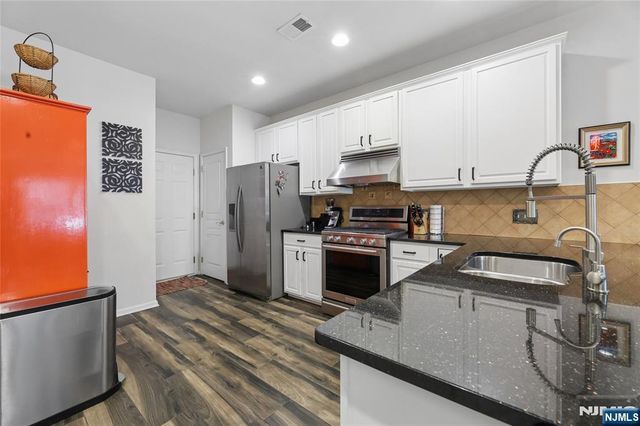 8 Yorktown Lane 704, Totowa, NJ 07512