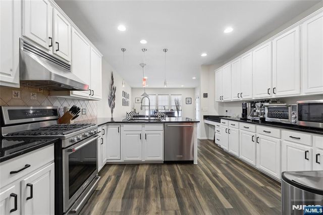 8 Yorktown Lane 704, Totowa, NJ 07512