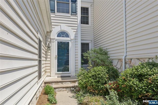 8 Yorktown Lane 704, Totowa, NJ 07512