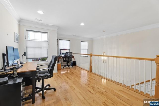 8 Yorktown Lane 704, Totowa, NJ 07512