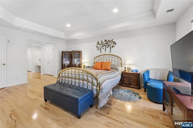 8 Yorktown Lane 704, Totowa, NJ 07512
