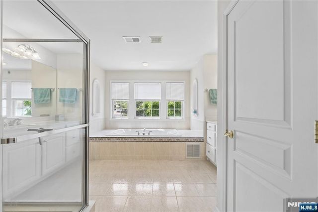 8 Yorktown Lane 704, Totowa, NJ 07512