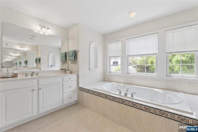 8 Yorktown Lane 704, Totowa, NJ 07512