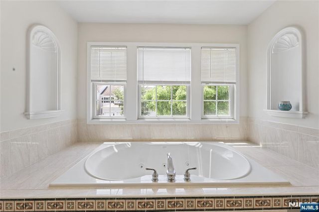 8 Yorktown Lane 704, Totowa, NJ 07512