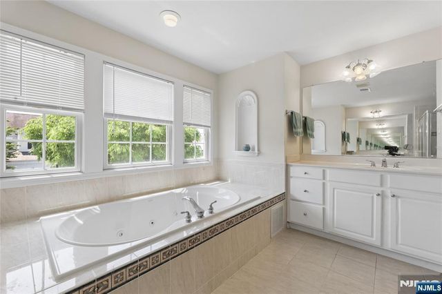 8 Yorktown Lane 704, Totowa, NJ 07512