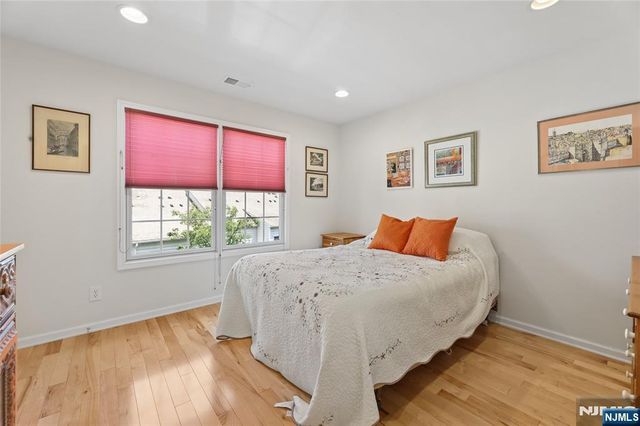 8 Yorktown Lane 704, Totowa, NJ 07512