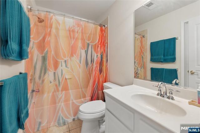 8 Yorktown Lane 704, Totowa, NJ 07512