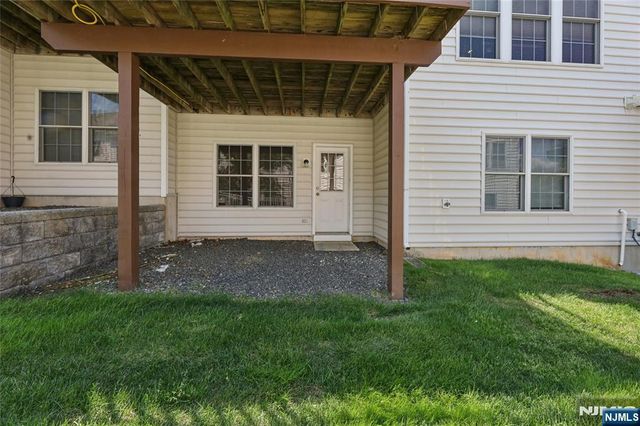 8 Yorktown Lane 704, Totowa, NJ 07512