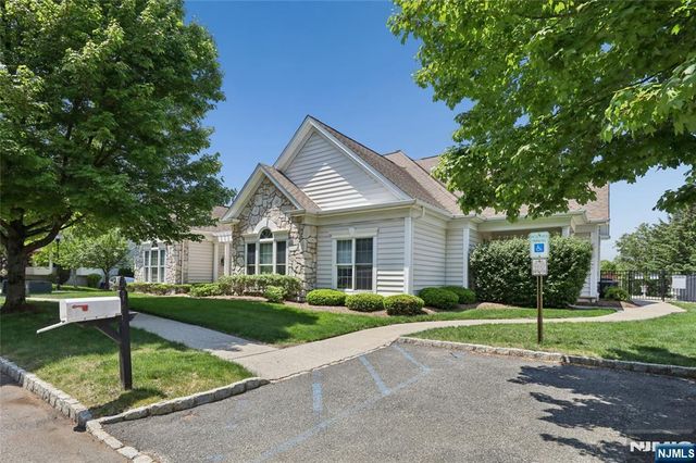 8 Yorktown Lane 704, Totowa, NJ 07512