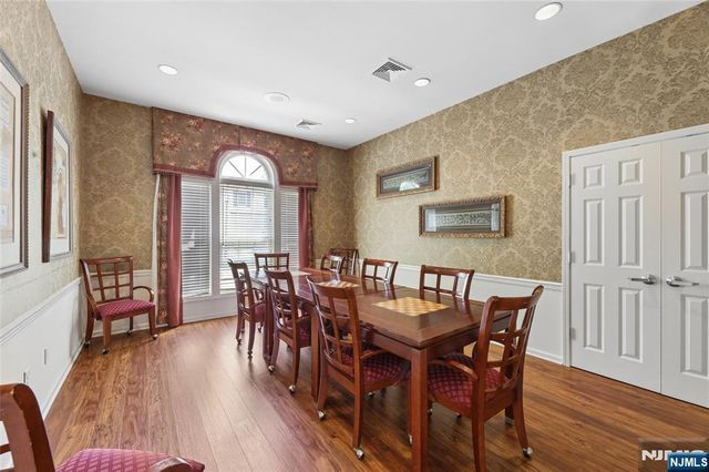 8 Yorktown Lane 704, Totowa, NJ 07512