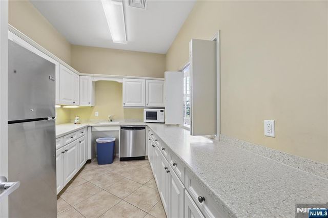 8 Yorktown Lane 704, Totowa, NJ 07512