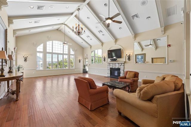 8 Yorktown Lane 704, Totowa, NJ 07512