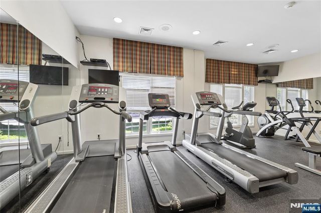 8 Yorktown Lane 704, Totowa, NJ 07512