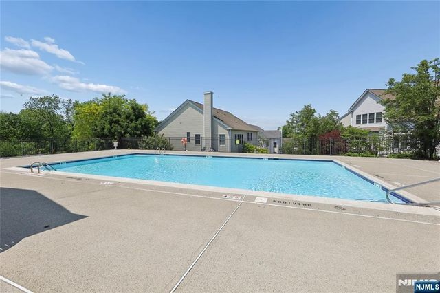 8 Yorktown Lane 704, Totowa, NJ 07512