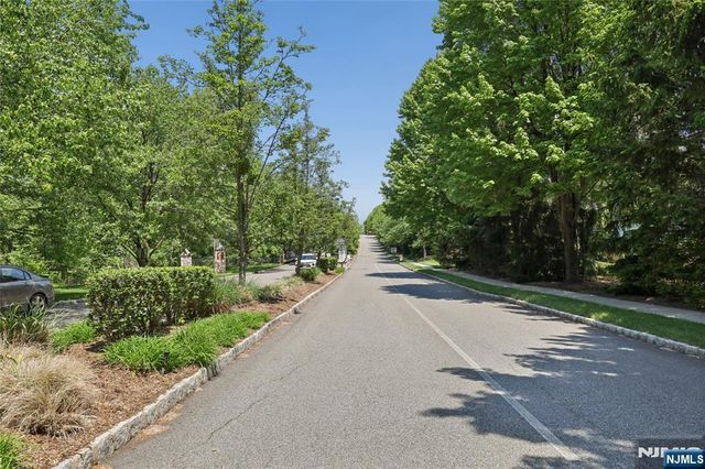 8 Yorktown Lane 704, Totowa, NJ 07512