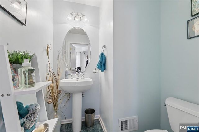 8 Yorktown Lane 704, Totowa, NJ 07512