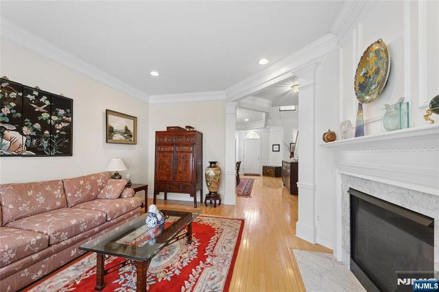 8 Yorktown Lane 704, Totowa, NJ 07512