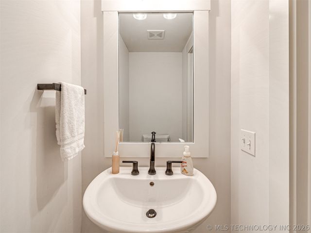 35 Center Lane, Carlton Landing, OK 74432