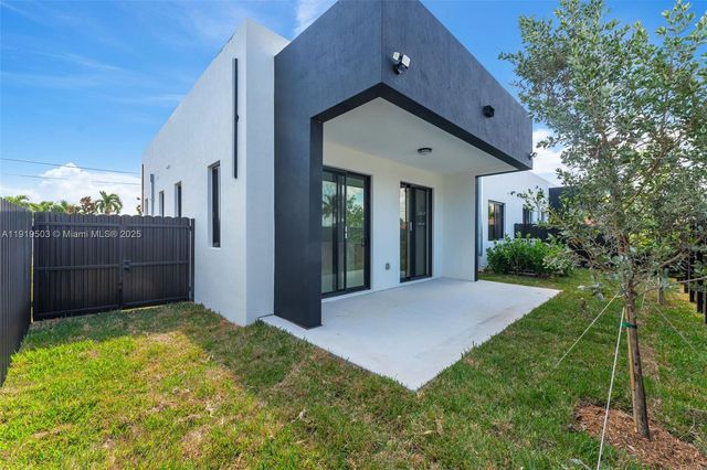 12393 SW 220th St, Miami, FL 33170