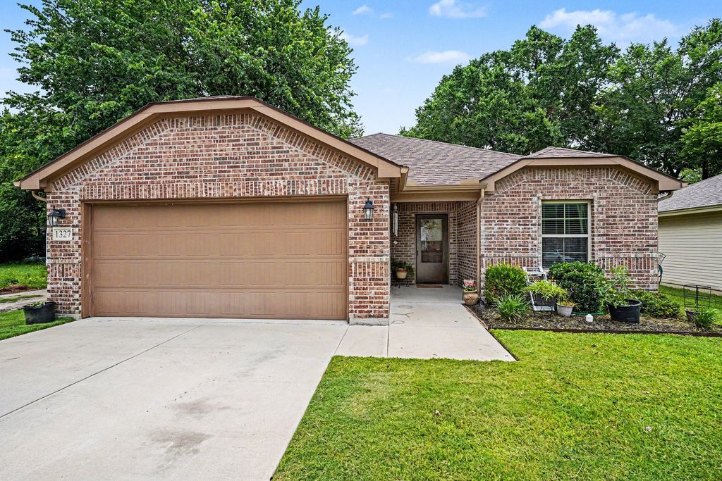1327 Lanius Street, Gainesville, TX 76240
