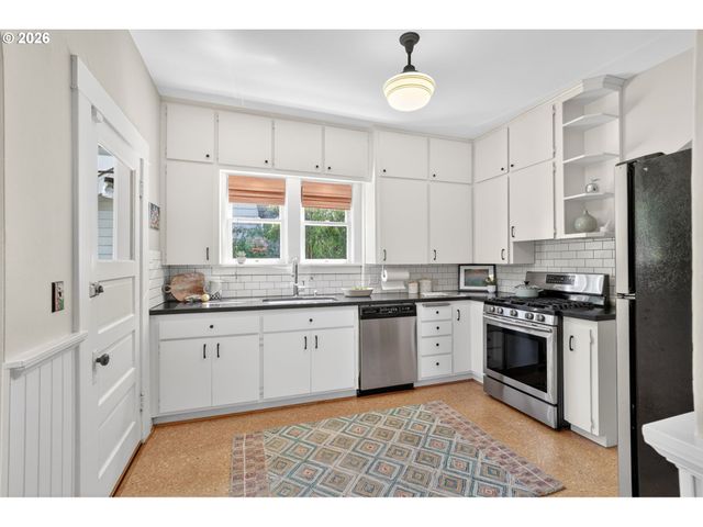 5742 N COMMERCIAL Ave, Portland, OR 97217