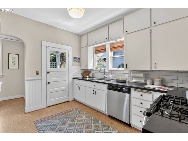 5742 N COMMERCIAL Ave, Portland, OR 97217