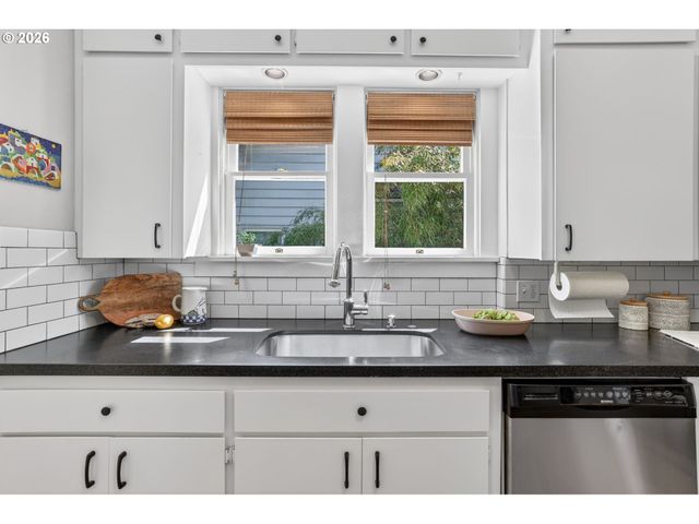 5742 N COMMERCIAL Ave, Portland, OR 97217