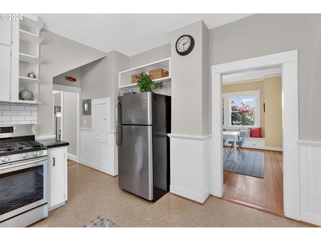 5742 N COMMERCIAL Ave, Portland, OR 97217