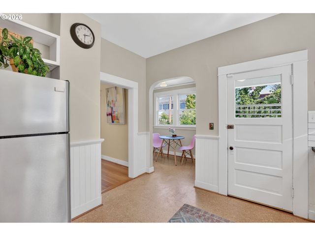 5742 N COMMERCIAL Ave, Portland, OR 97217