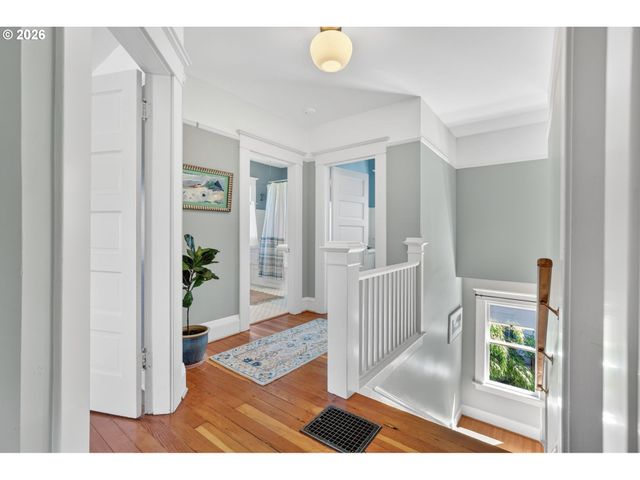 5742 N COMMERCIAL Ave, Portland, OR 97217