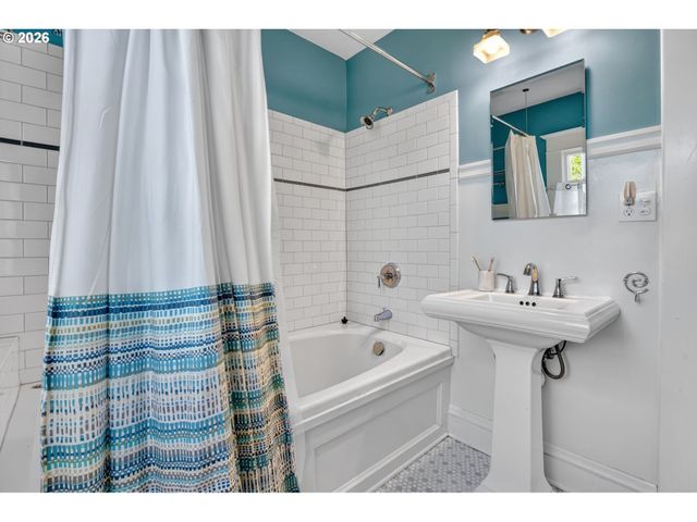5742 N COMMERCIAL Ave, Portland, OR 97217