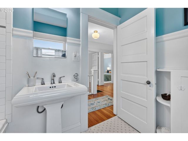 5742 N COMMERCIAL Ave, Portland, OR 97217