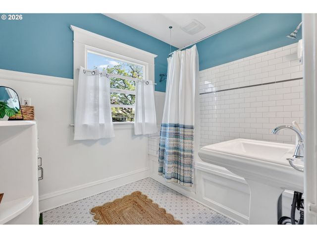 5742 N COMMERCIAL Ave, Portland, OR 97217