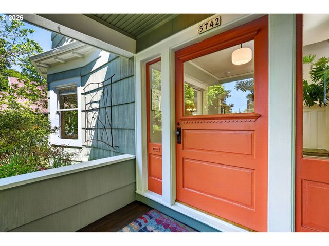 5742 N COMMERCIAL Ave, Portland, OR 97217