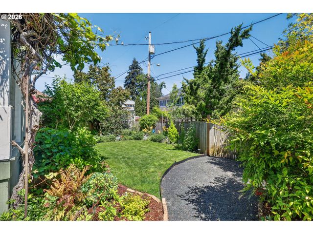 5742 N COMMERCIAL Ave, Portland, OR 97217