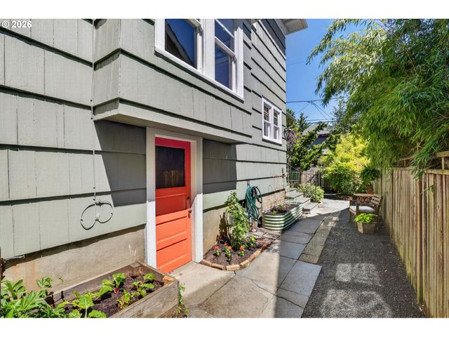 5742 N COMMERCIAL Ave, Portland, OR 97217