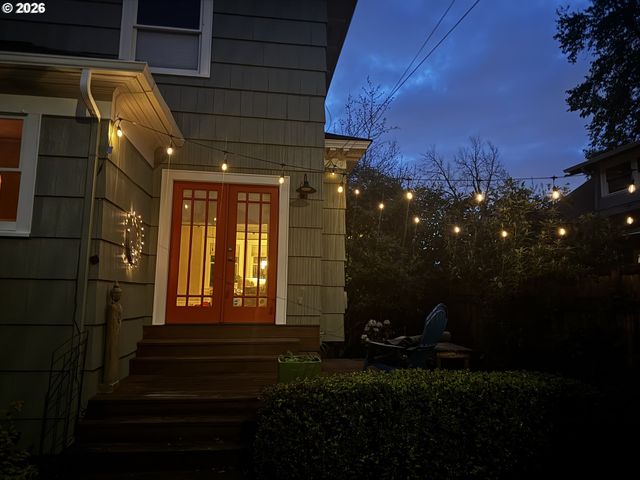 5742 N COMMERCIAL Ave, Portland, OR 97217
