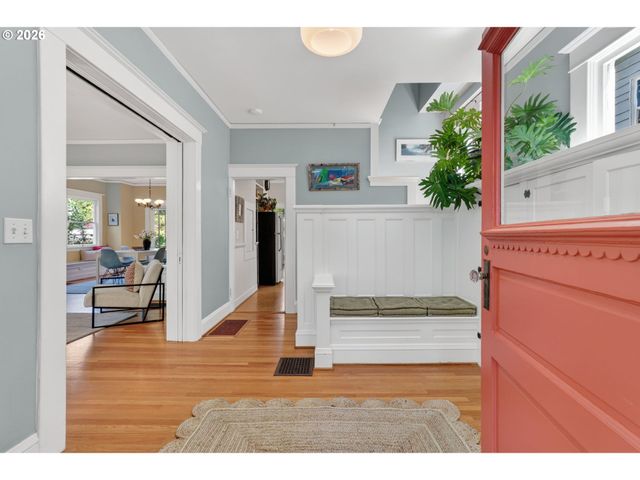 5742 N COMMERCIAL Ave, Portland, OR 97217