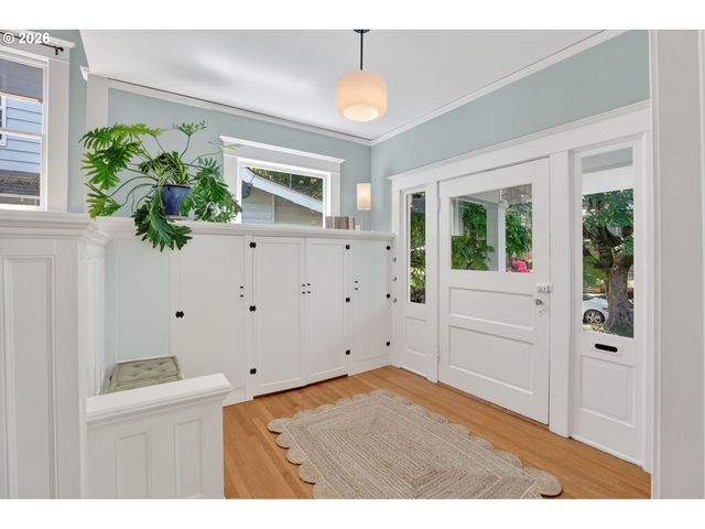 5742 N COMMERCIAL Ave, Portland, OR 97217