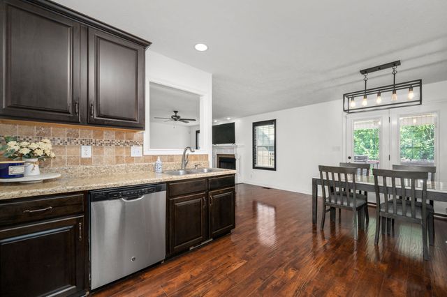 689 Fox Hound Dr, Clarksville, TN 37040