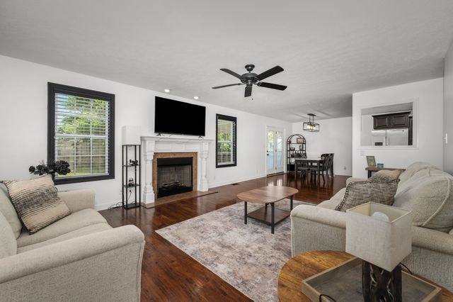 689 Fox Hound Dr, Clarksville, TN 37040