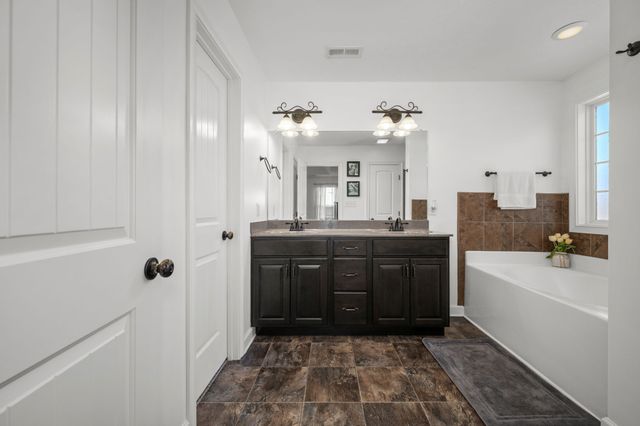 689 Fox Hound Dr, Clarksville, TN 37040