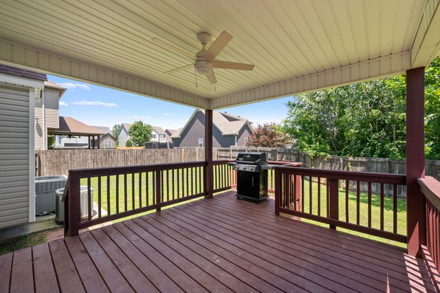 689 Fox Hound Dr, Clarksville, TN 37040