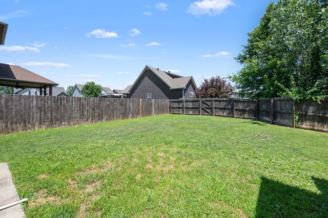 689 Fox Hound Dr, Clarksville, TN 37040