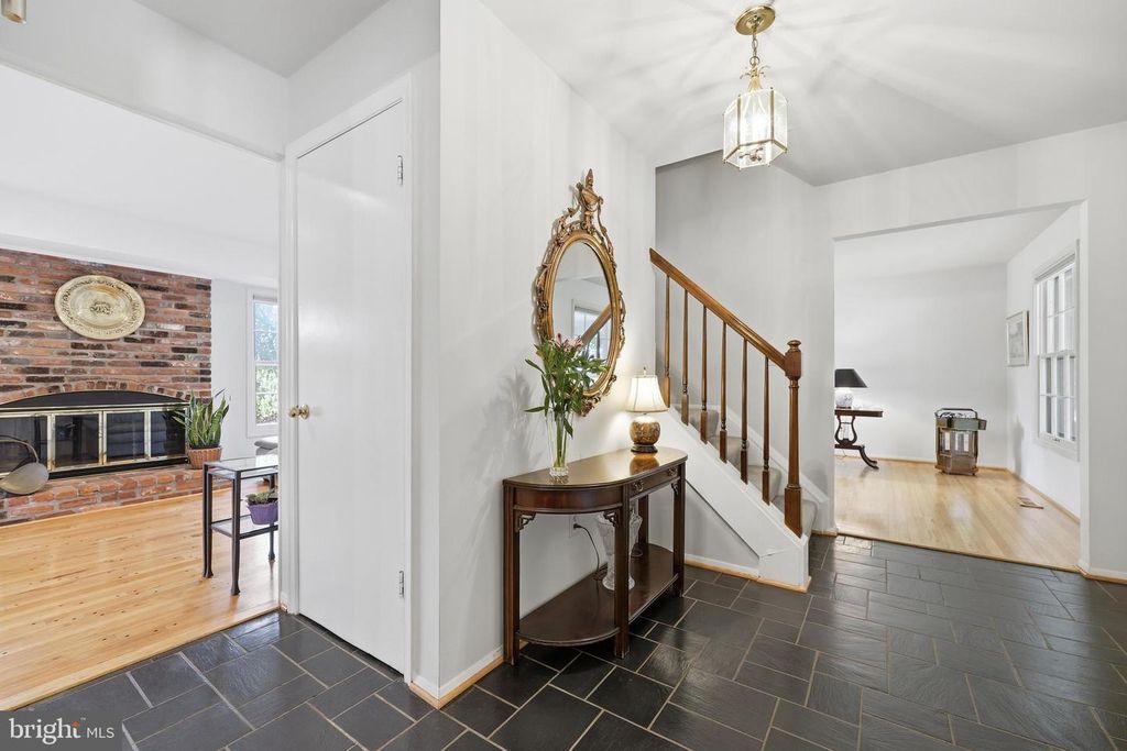Image 12 of property listing at 10 WANDERING TRAIL, Potomac, MD 20854