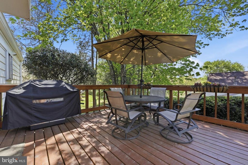 Image 18 of property listing at 10 WANDERING TRAIL, Potomac, MD 20854