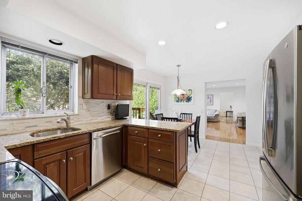 Image 20 of property listing at 10 WANDERING TRAIL, Potomac, MD 20854